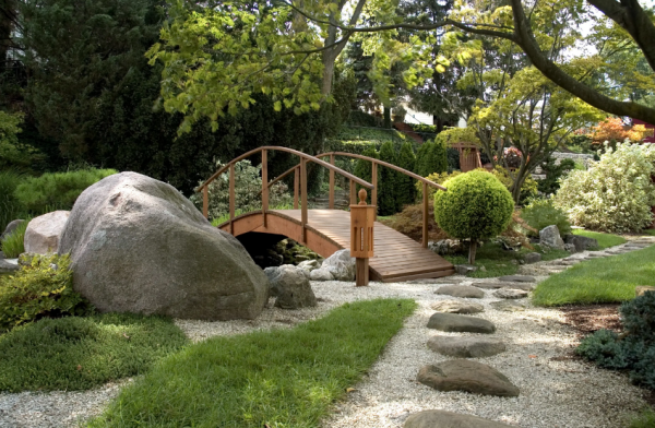 Taman Jepang dengan jembatan kayu dan taman berpasir